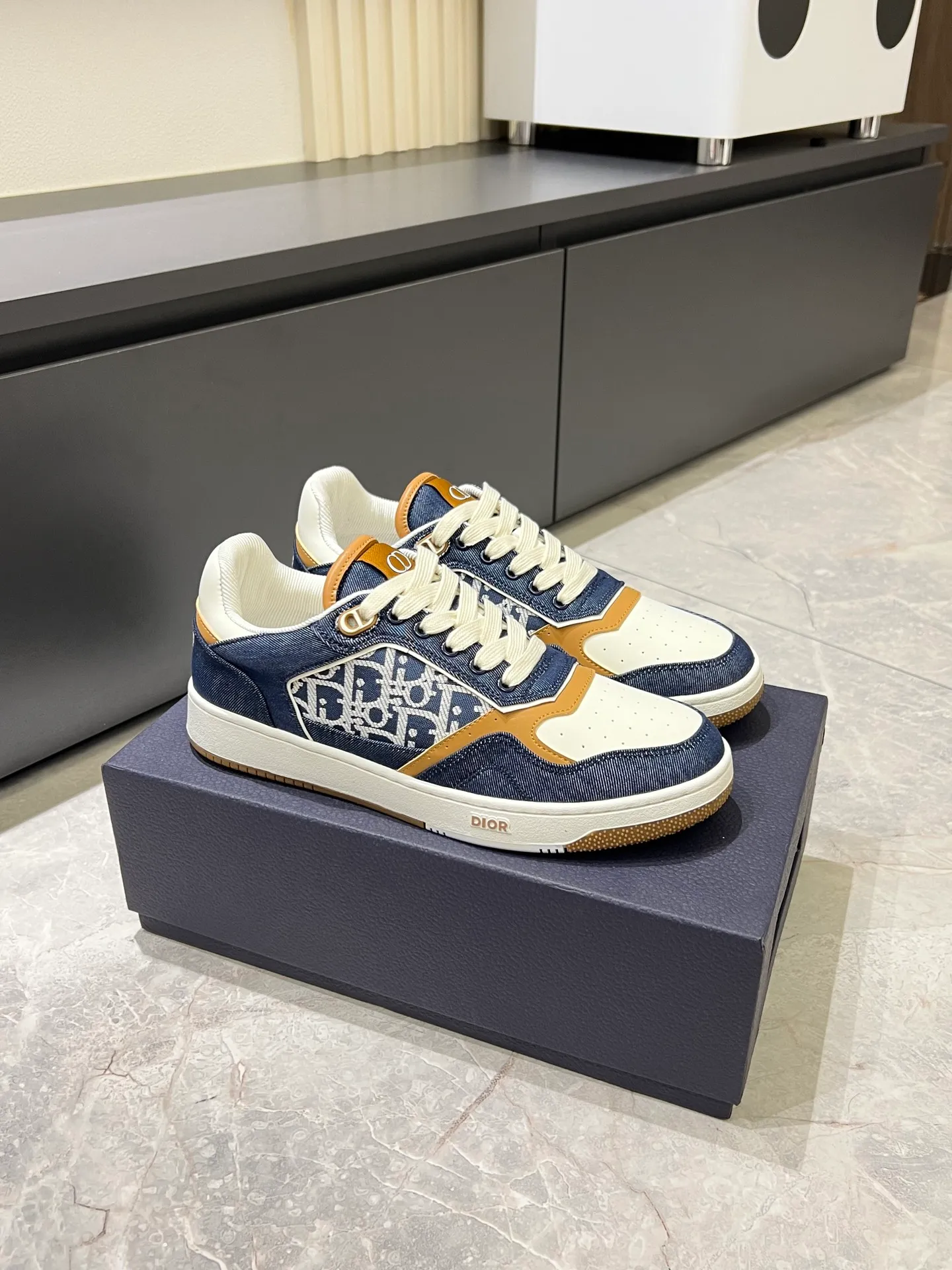 Men's shoes 💰p400 "Dio*" mid-top B27 casual sneakers. This B27 high-top sneaker is a new product in the series and continues Di*r's classic style. Crafted from gray and white smooth calf leather with beige and black Oblique print panels on the sides. The "CD Icon" shaped shoelace eyelets are clever and delicate, and the two-color rubber sole, rear collar and heel are all equipped with the brand's iconic details to enhance the style. Oblique printed straps at the ankle allow for an adjustable fit to complement the overall design. Fashionable and versatile, it can complement any look. Create an exquisite design with unique dynamic vitality and modern atmosphere, presented in low-top and high-top styles. This new must-have shoe adds a new dimension to Dior's archive heritage, embodying modern elegance. Purchase the original version and make it 1:1. If you need top quality, please come to me! Male 38-44!